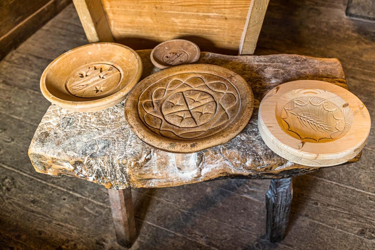 Es gibt Holzstempel mit dem Wappen von Erschmatt. Mit Schwert und dem Patron St MIchael, einem Stern, den Bergen und ein Kleeblatt / © Foto: Georg Berg