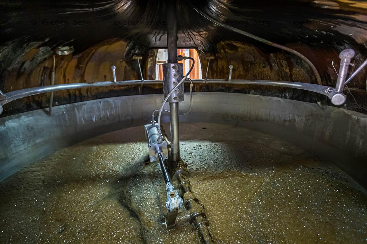 Blick in den Sudkessel der Heller Brauerei Schlenkerla. Sie ist eine von nur noch zwei Brauereien, die Rauchbier produzieren / © Foto: Georg Berg