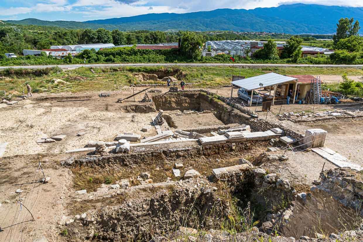 Ein Steg aus Europaletten führt die Besucher an einfachen Flaschenzügen vorbei zu den Überresten der antiken Thraker-Siedlung Heraclea Sintica / © Foto: Georg Berg