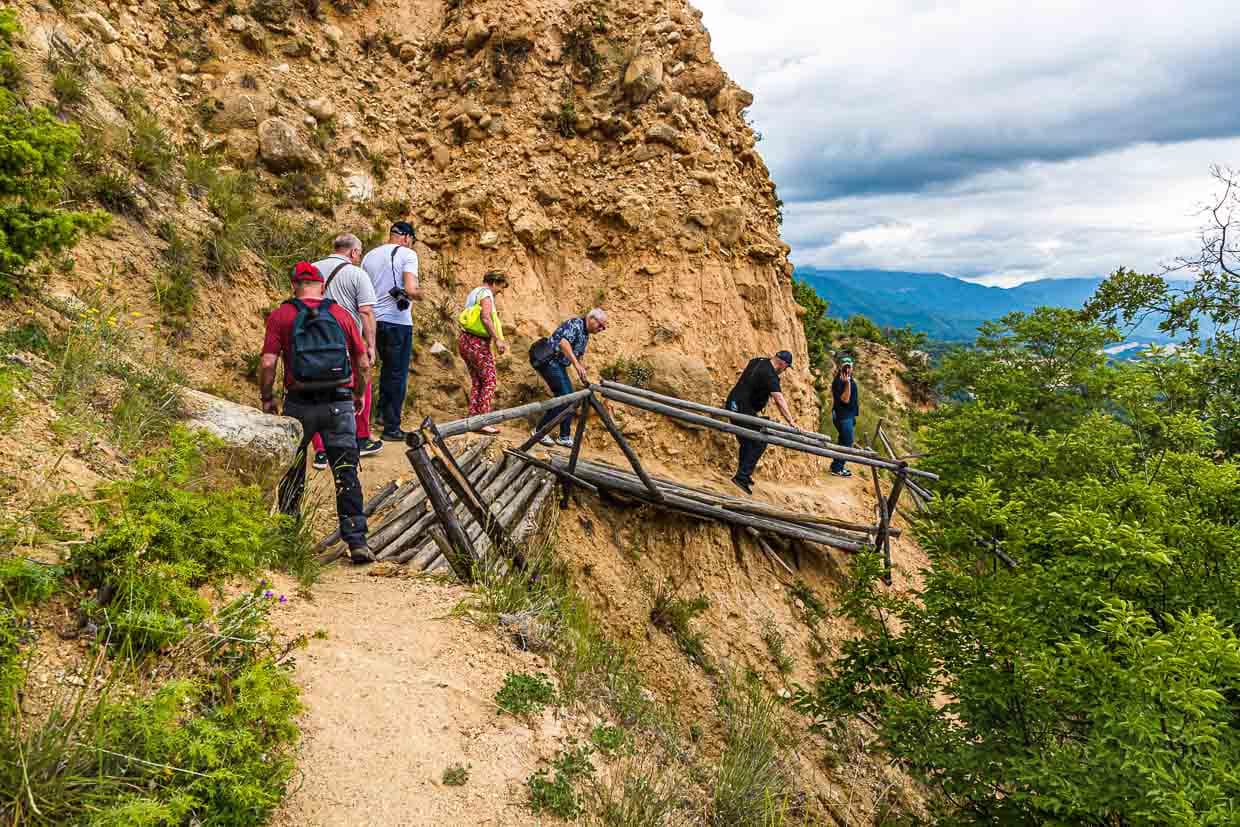 Bei einer Wanderung über die Pyramiden von Melnik wird schnell deutlich, dass die bizarren Formen der Kalksteinfelsen durch Erosion entstanden sind / © Foto: Georg Berg