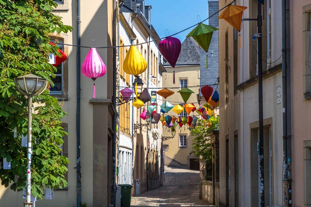 Lampions über der Straße. Auch wenn es aufgrund von Corona 2021 relativ ruhig in der Stadt ist - Luxemburg ist Sitz mehrerer EU Institutionen. Hier leben Menschen aus 170 Nationen / © Foto: Georg Berg