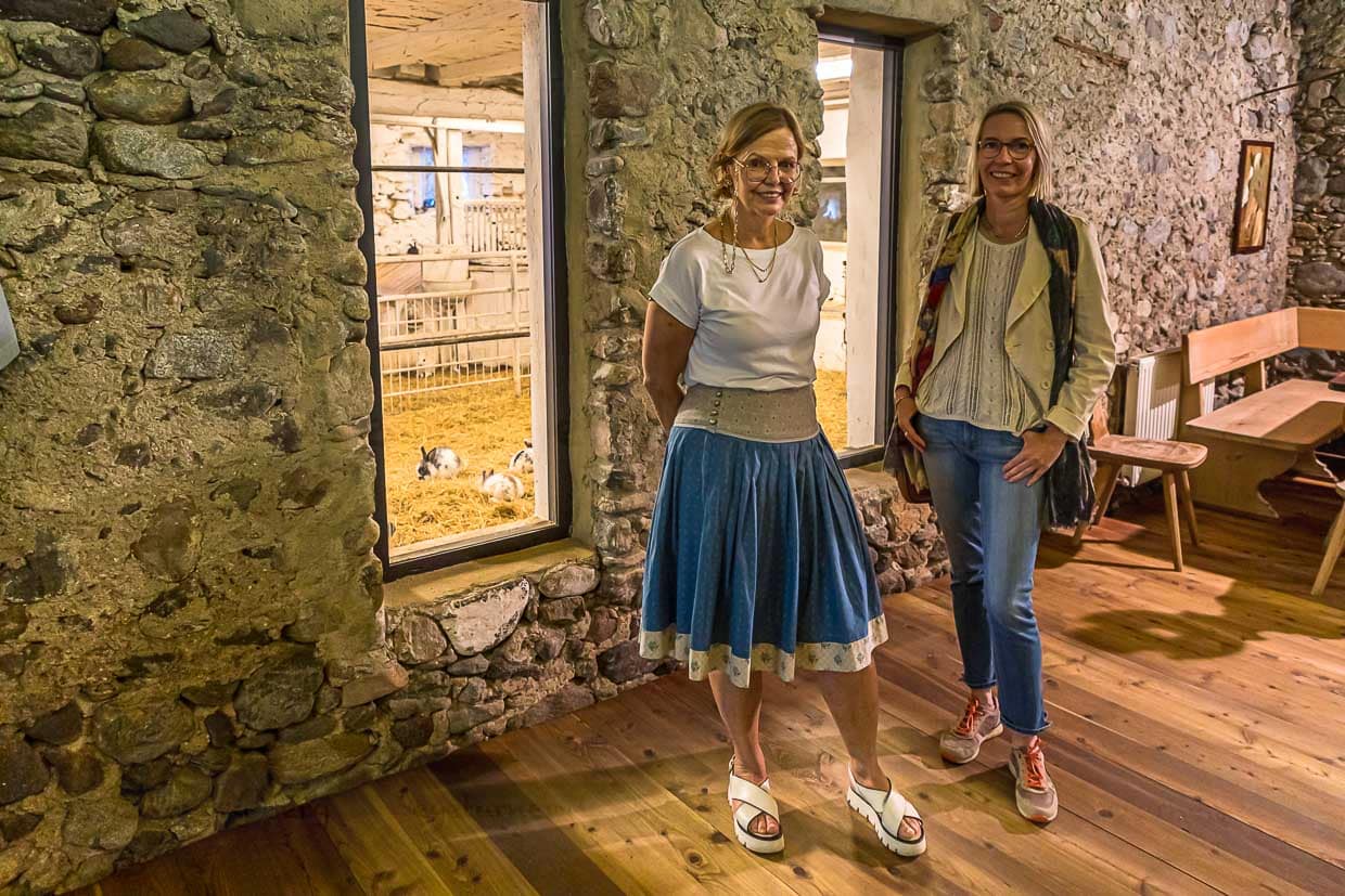 Christine Mair, älteste Tochter von Franz und Anna Mair führt uns durch den Pfefferlechner. Bei Kindern ganz groß im Rennen: Blick in den alten Kuhstall, durch den heute niedliche Kaninchen hoppeln / © Foto: Georg Berg
