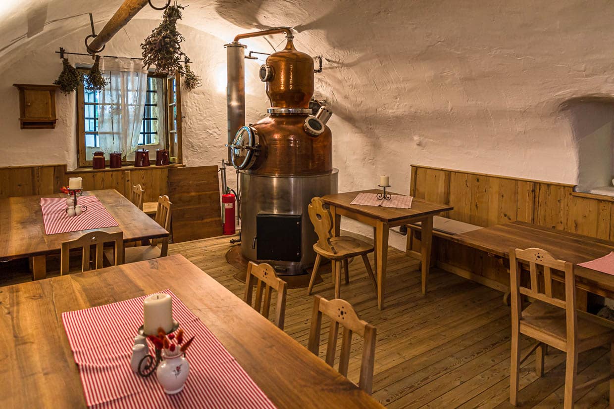 Buschenschank und Hausbrauerei Pfefferlechner. Im November wird die Gaststube mit einer Distille beheizt. Gebrannt wird Kirsch- Trester- oder Bierbrand. Spezialität ist "Gupffleisch", in Schnapsdampf gekochter Schweinsschopf, der mit Speckknödel und gedünstetem Weißkraut serviert wird. / © Foto: Georg Berg