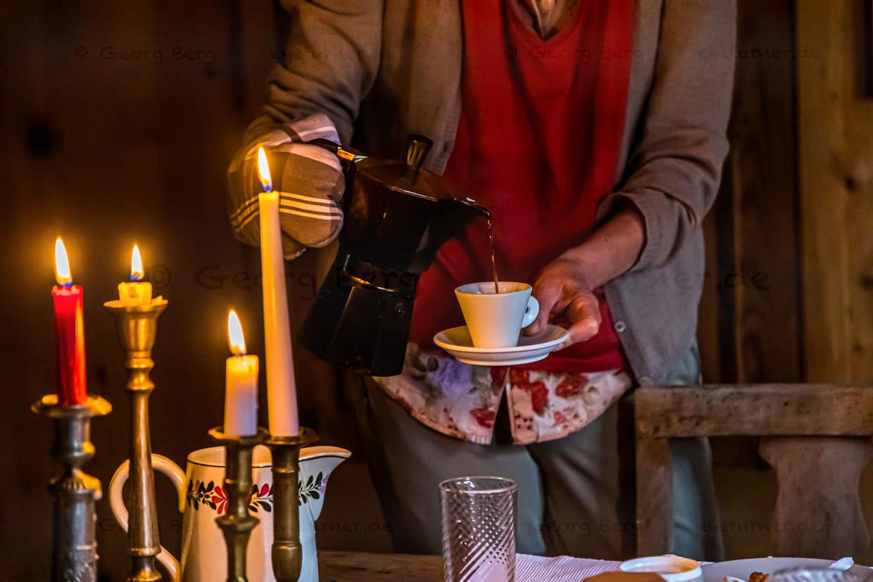 Auch der Espresso braucht Zeit, denn zuerst muss Feuer gemacht werden / © Foto: Georg Berg