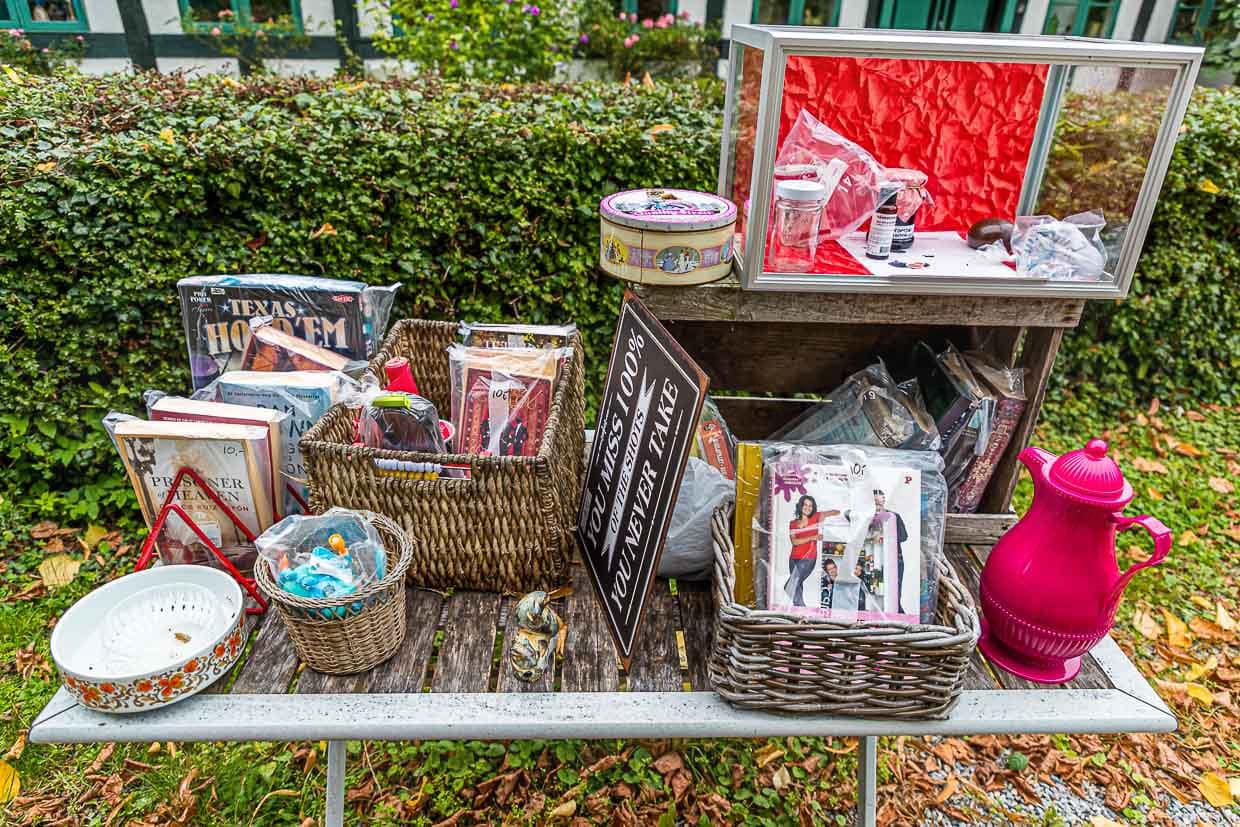 Loppemarked - der Flohmarkt wird auf Fyn und den Nachbarinseln hoch gehalten. Bücher sind vorsichtshalber in Folie verpackt, denn das Wetter kann hier an der Küste schnell umschlagen / © Foto: Georg Berg