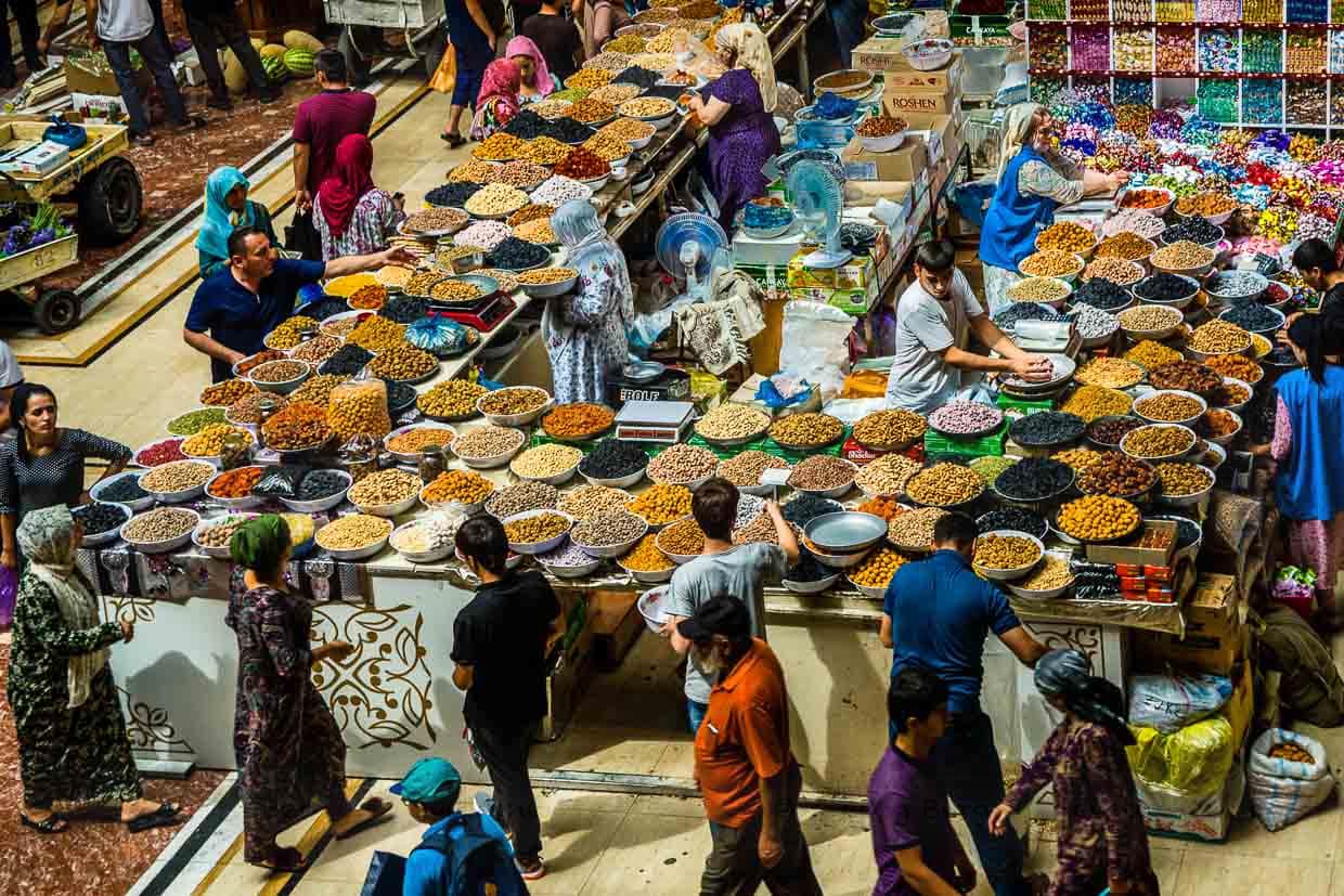 Große Mengen getrockneter Früchte, Nüsse und natürlich Gewürze werden in der modernen Markthalle von Duschanbe angeboten. Die heutige Hauptstadt Tadschikistans war noch ein kleines Dorf, als der Handel an der Seidenstraße begannt / © Foto: Georg Berg