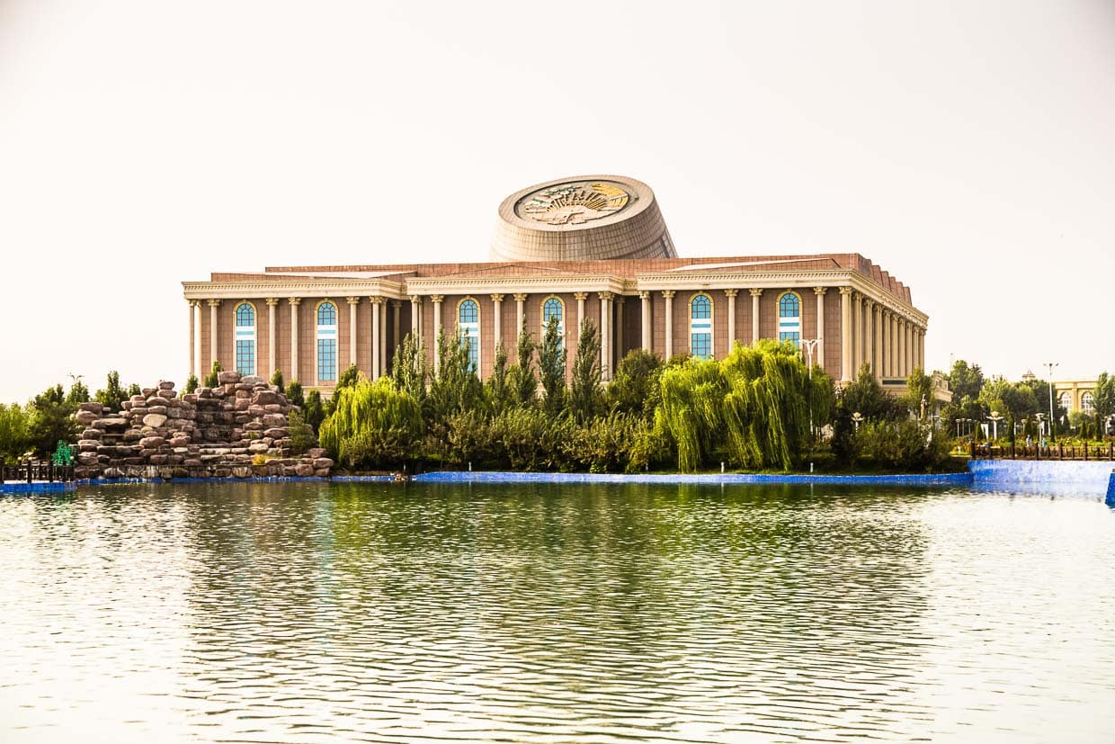 Das tadschikische Nationalmuseum liegt in Duschanbe an einem künstlich angelegten See / © Foto: Georg Berg