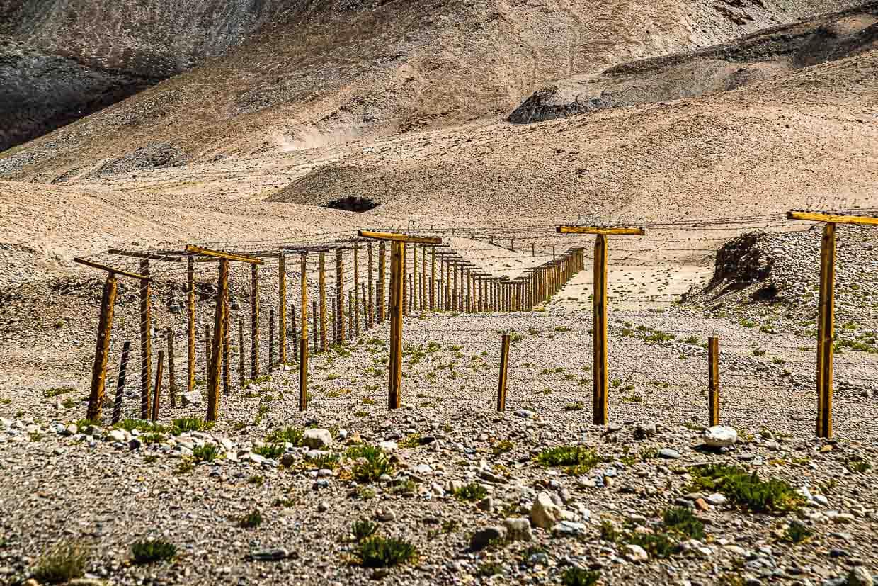 In der dünn besiedelten Gebirgslandschaft entlang der chinesischen Grenze erstreckt sich ein hunderte Kilometer langer Stacheldrahtzaun / © Foto: Georg Berg