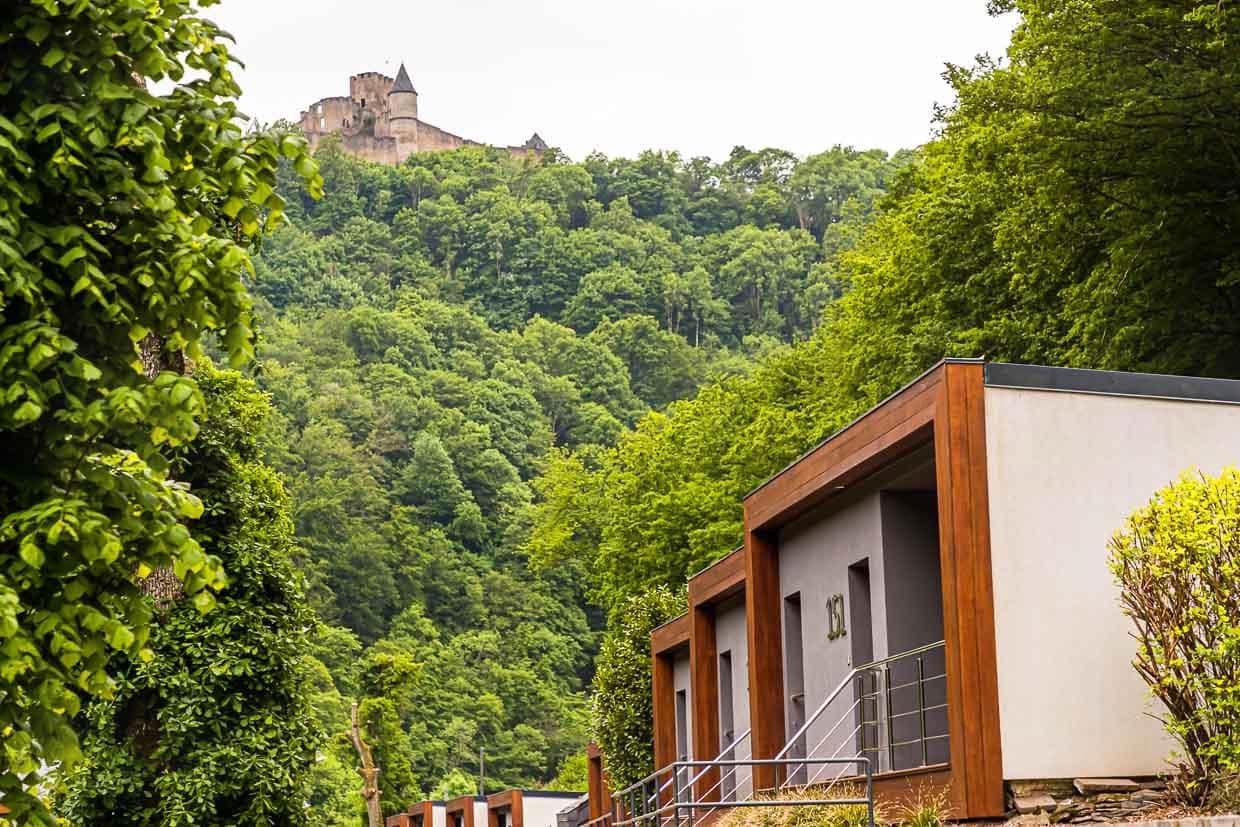 Von Rittern und Reisenden. Hier am Fluss Sauer in Burscheid Plage gibt es schicke Cottage-Suiten mit Blick auf den Fluß sowie Blick auf die Unterkunft aus dem Mittelalter: Burg Burscheid