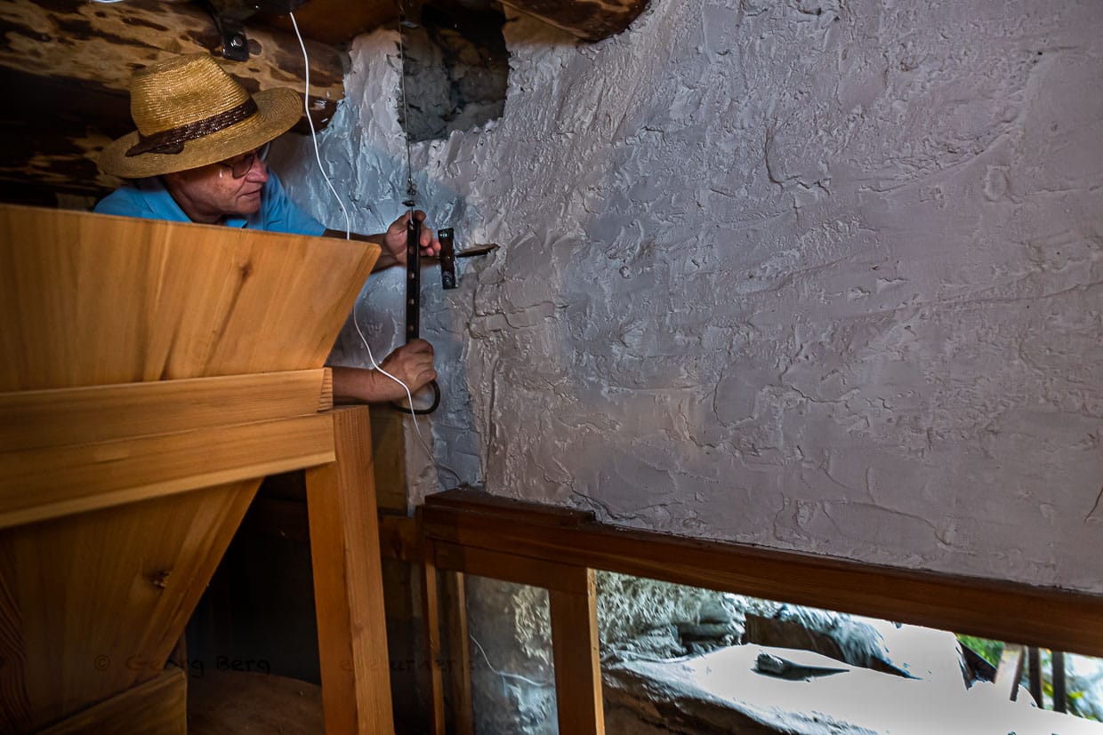 Kleiner Hebel mit großer Wirkung. Von innen kann Ilario Galbani das Wasser, das vom über 2.000 Meter hohen Picco Cramalina stammt, auf das Mühlrad lenken