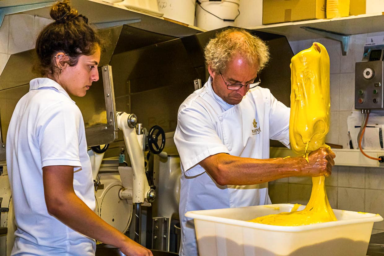 Arno Antognini mit seiner Tochter Naomi. Hier wird der Vorteig aufgeteilt. Im nächsten Schritt wird er als Hauptteig mit unterschiedlichen Zutaten angereichert