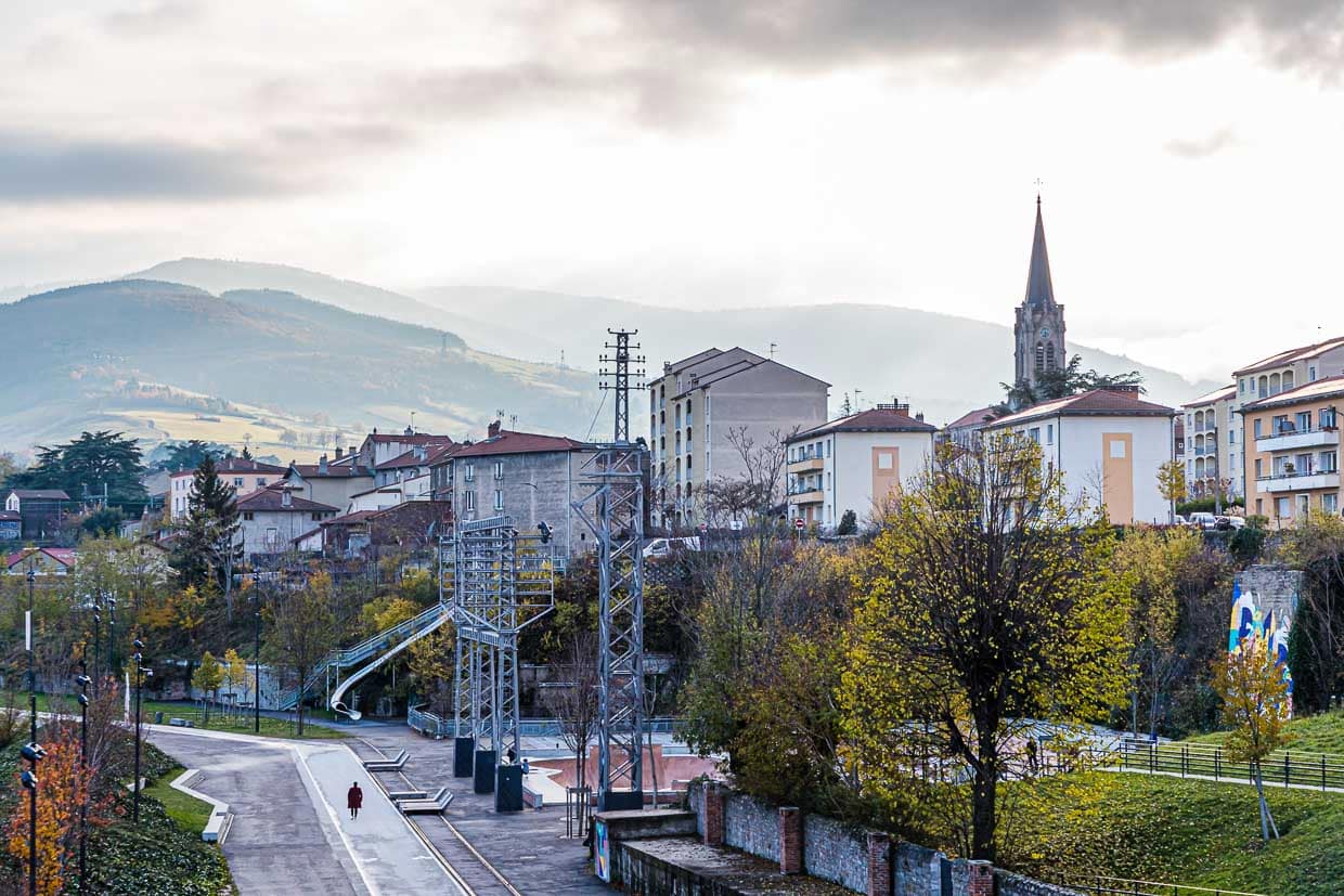 Blick von Saint Chamond (Frankreich) auf den Gebirgszug Le Pilat im französischen Departement Loire. Er liegt am Ostrand des französischen Zentralmassivs. Die Flüsse Gier und Loire bilden die natürliche Grenze der Bergkette / © Foto: Georg Berg