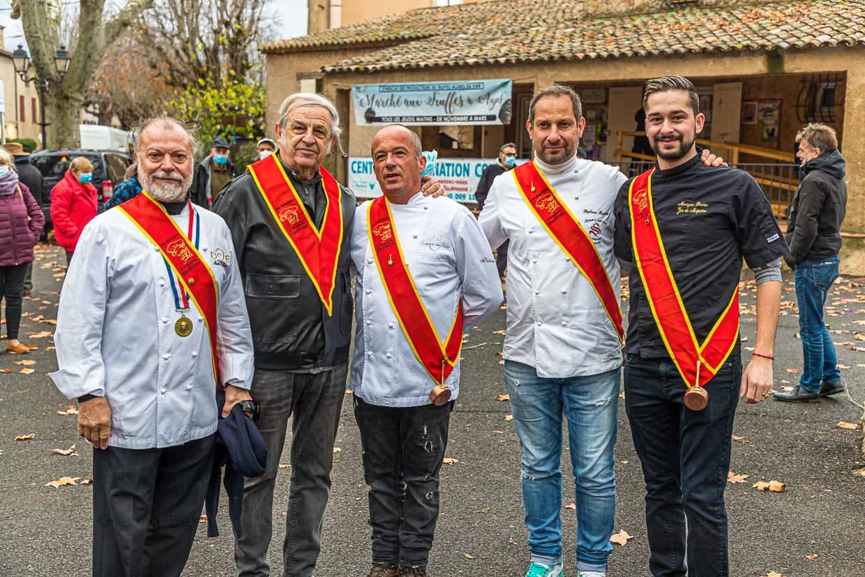 Der erste Trüffelmarkt der Saison lockt auch die Profis an. Vertreter der französischen Escoffier Vereinigung auf dem Trüffelmarkt in Aups / © Foto: Georg Berg
