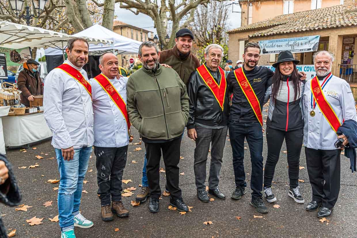 Ein Festtag für Gourmets. Die Trüffelsaison beginnt Anfang Dezember. Vertreter der französischen Escoffier Vereinigung und Familie de Santos, einer der größten Trüffelzüchterdynastie aus der Region Aups / © Foto: Georg Berg