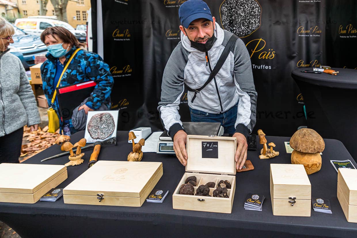 Die schönsten und größten Exemplare kommen bei diesem Händler in feine Holzboxen / © Foto: Georg Berg