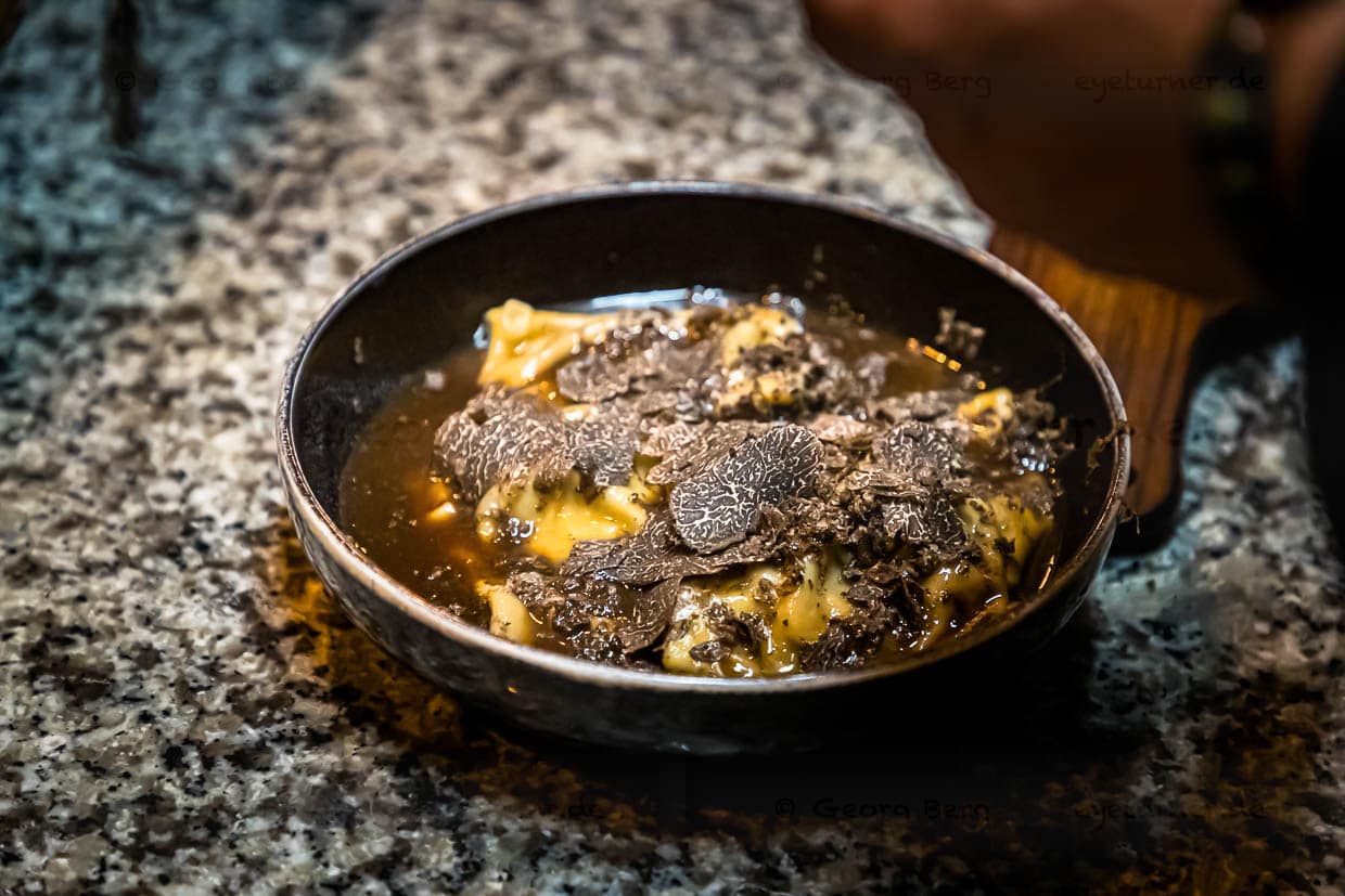 Im Trüffelparadies. Auch wenn in diesem Gericht nun die Farbe schwarz dominiert. Geschmacklich ist es eine Wucht und ein echter Trüffel-Boost / © Foto: Georg Berg