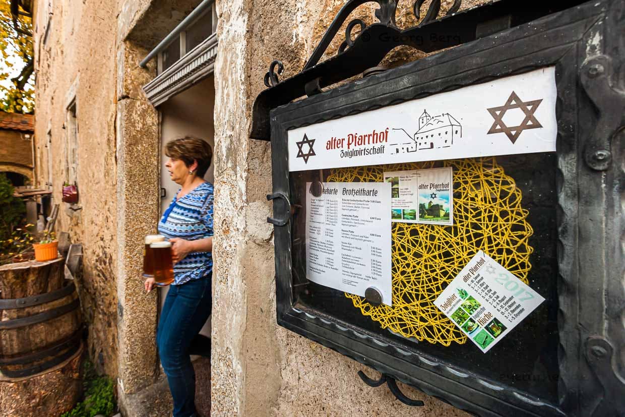 Hier wird frisches Zoigl-Bier in den Garten des alten Pfarrhofs gebracht