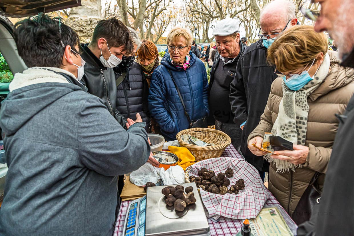 Vor dem Verkauf überprüft das Syndikat die Qualität und die Herkunft der Trüffel eines jeden Händlers und setzt auch den Preis pro Kilo fest / © Foto: Georg Berg