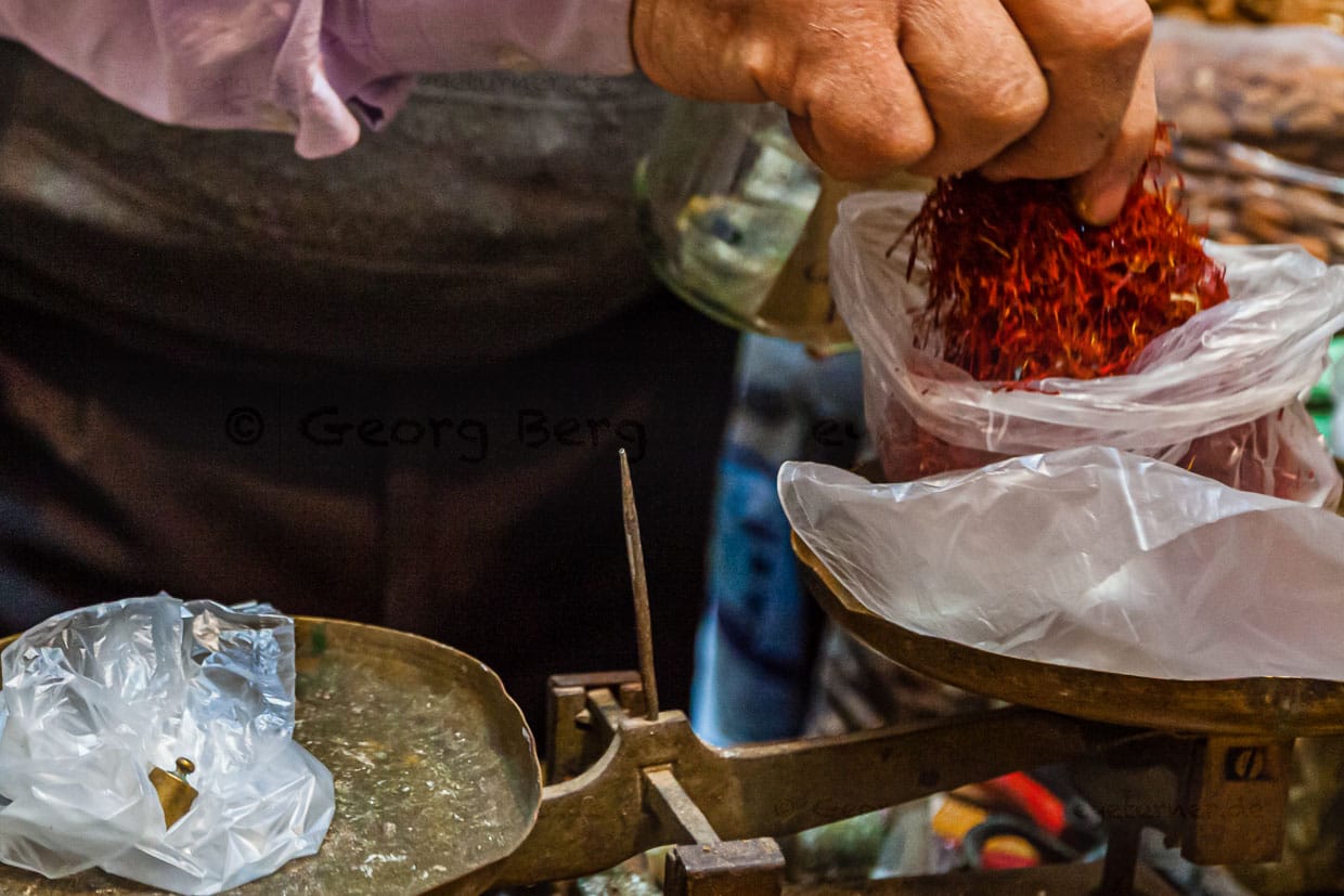 Safran ist kostbar und das Abwiegen eine wahre Prozedur / © Foto: Georg Berg