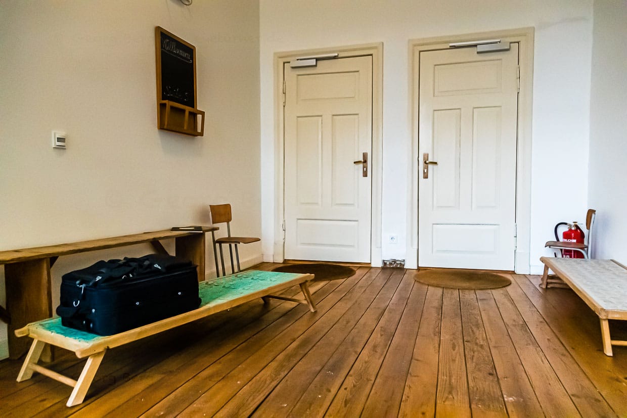 Einst Kinderpritsche für den verordneten Mittagsschlaf, heute ruhen hier nur noch die Gepäckstücke der Gäste / © Foto: Georg Berg