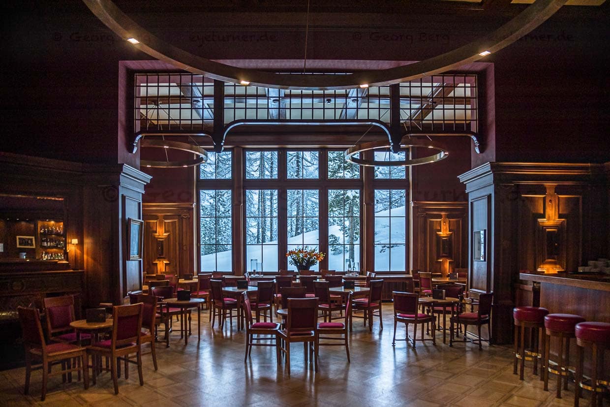 Die Bar mit Blick ins Schneegestöber / © Foto: Georg Berg