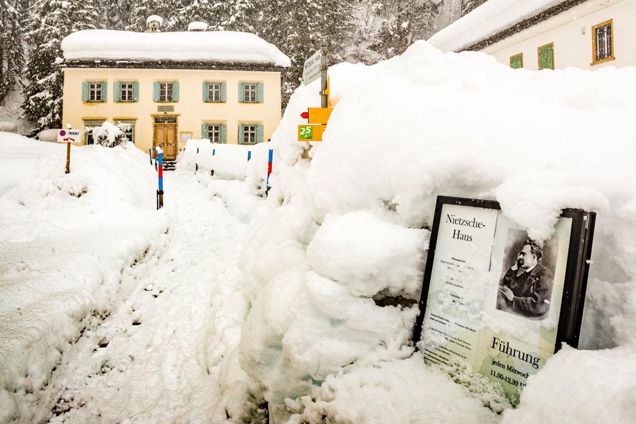 Das Nietzsche-Haus liegt in der Ortsmitte von Sils / © Foto: Georg Berg