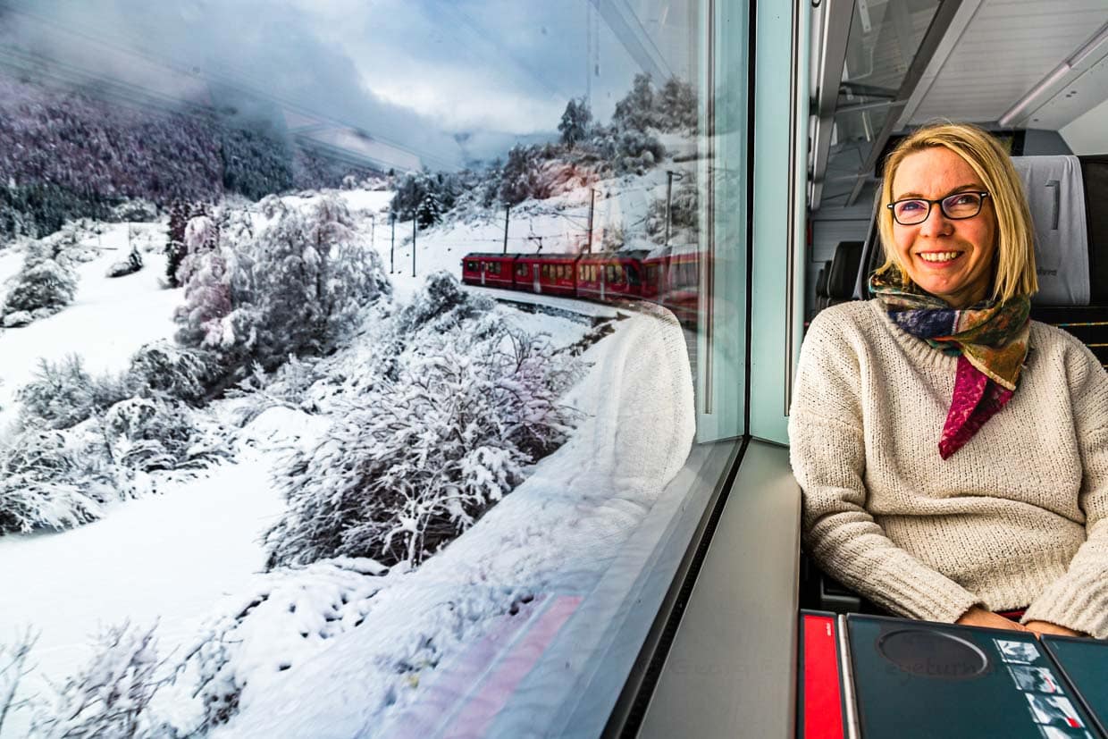 Stimmungsvolle Anfahrt mit der Rhätischen Bahn durch den Schnee / © Foto: Georg Berg