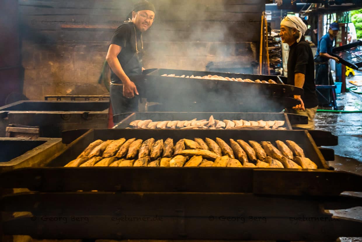 „Baikan“ - Für das Räuchern wird nur hartes Holz wie Eiche verwendet. Bei diesem ersten Räuchervorgang, der bis spät in die Nacht geht, bewachen zwei Arbeiter für acht Stunden das Feuer / © Foto: Georg Berg