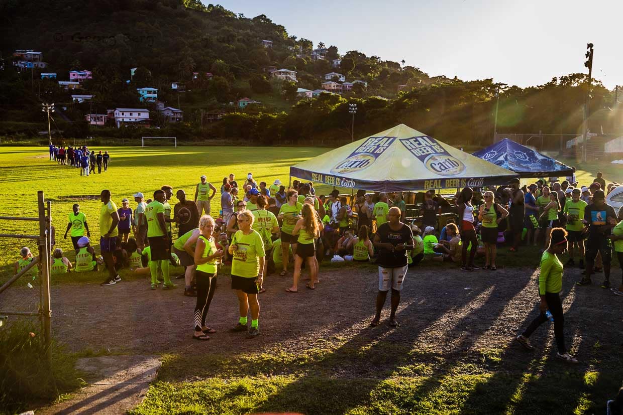 Auch Cricket-Mannschaften (im Hintergrund) feiern gerne mit, wenn die Hash House Harriers ihr Lebenselixier ausschenken / © Foto: Georg Berg