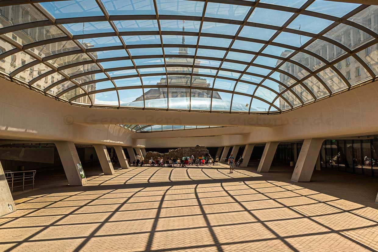 Überreste der antiken Festung Serdika in der Unterführung zwischen der Präsidentschaft und dem Ministerratsgebäude im Stadtzentrum von Sofia, Bulgarien. Im Hintergrund das bulgarische Parlamentsgebäude / © Foto: Georg Berg
