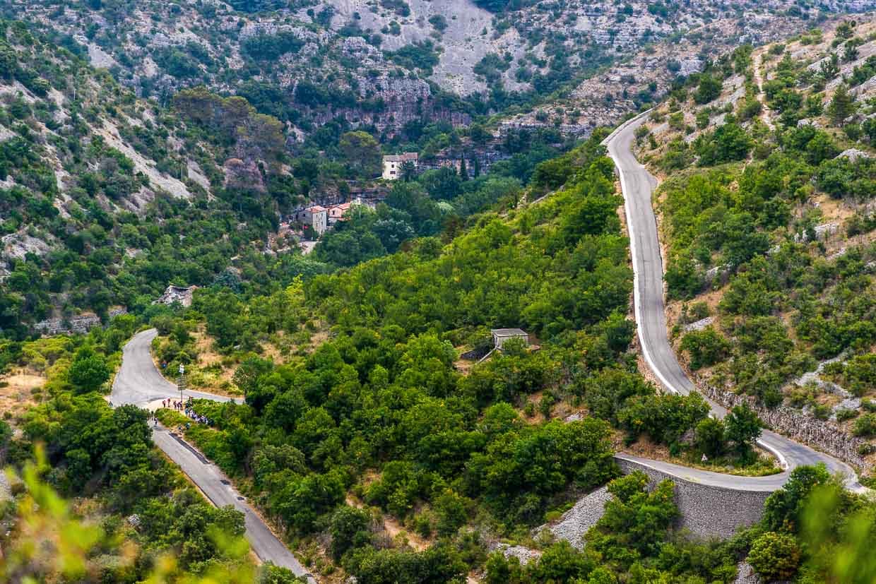 An einer Straßenkehre bei Navacelles beginnt der Wanderweg zu den Moulins-de-la-Foux / © Foto: Georg Berg
