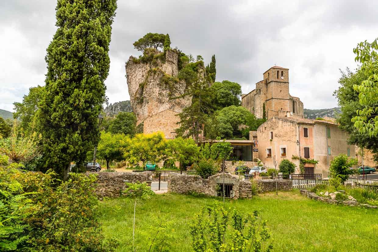 Der Glockenturm hat die Ausmaße eines Bergfrieds und war Teil der umfangreichen Befestigungsanlagen des Dorfes / © Foto: Georg Berg