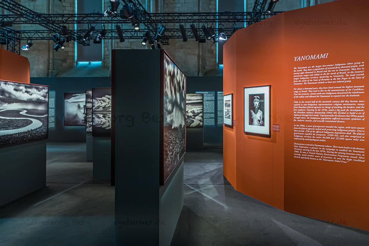 In Avignon stellt der brasilianische Fotograf Sebastião Salgado seine Fotos zum Thema Amazonia im Palast der Päpste aus / © Foto: Georg Berg