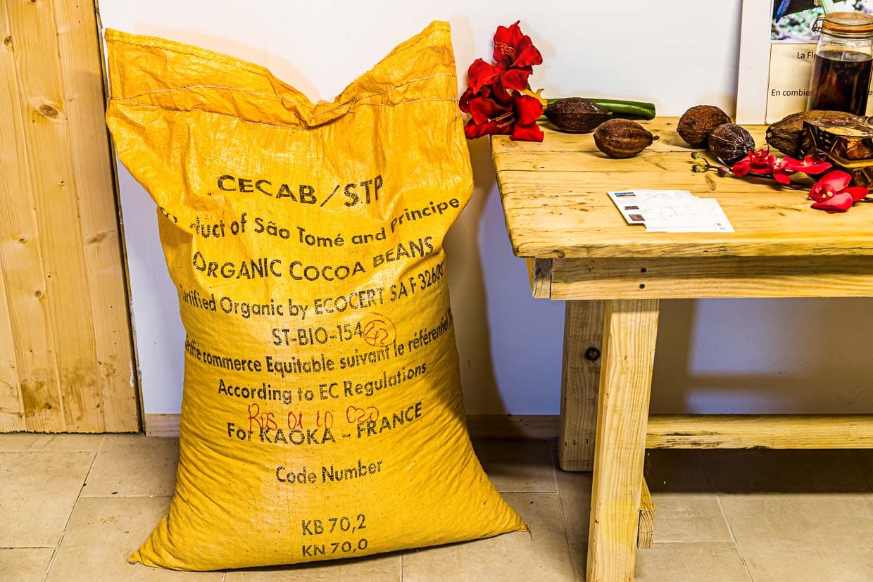 Alle Produkte der Chocolaterie Frigoulettte werden aus den Kakaobohnen von São Tomé hergestellt. Für Firmengründer Bernard Xueref sind es die besten Kakaobohnen der Welt. Sie stammen von einer Premiere-Grand-Cru Plantage und sind biozertifiziert. Transparenz, Respekt vor der Natur und eine enge und persönlicheh Zusammenarbeit mit dem Partner Kafka sind Bernard Xueref wichtig / © Foto: Georg Berg
