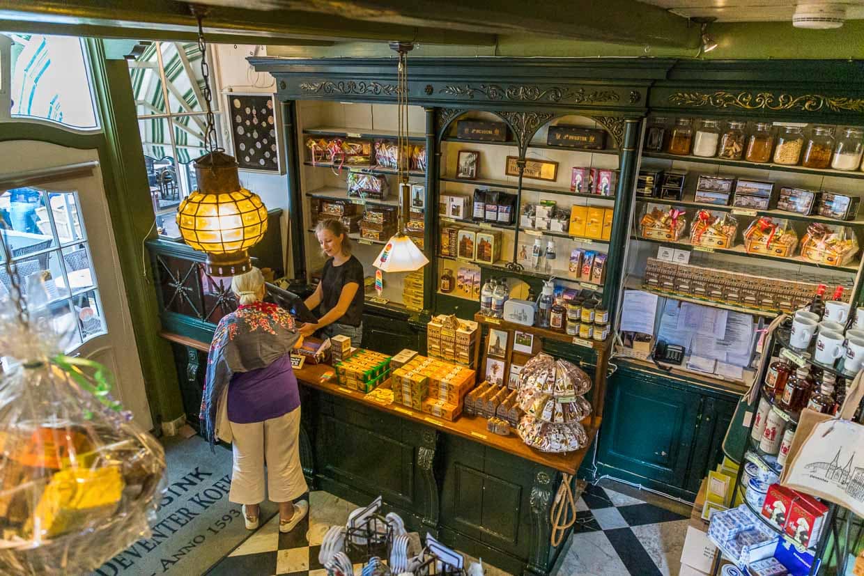 Verkaufsraum im Deventer Koekwinkel, dem Keks- und Kuchengeschäft am Marktplatz De Brink in der Hansestadt Deventer / © Foto: Georg Berg