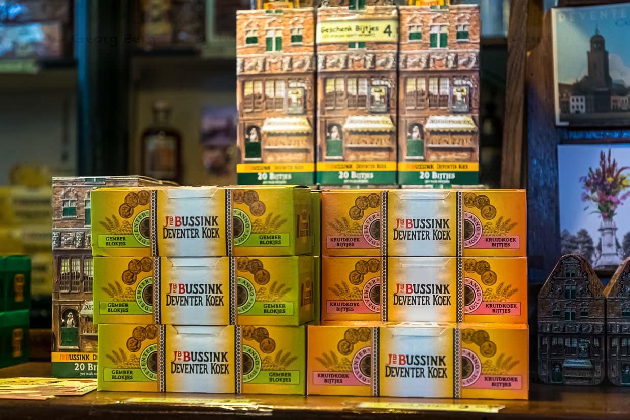 Der Deventer Gewürzkuchen in verschiedenen Verpackungseinheiten. Seit dem Mittelalter hat der Deventer Koek eine lange schmale Form und wird in dünnen Scheiben und mit Butter bestrichen serviert / © Foto: Georg Berg