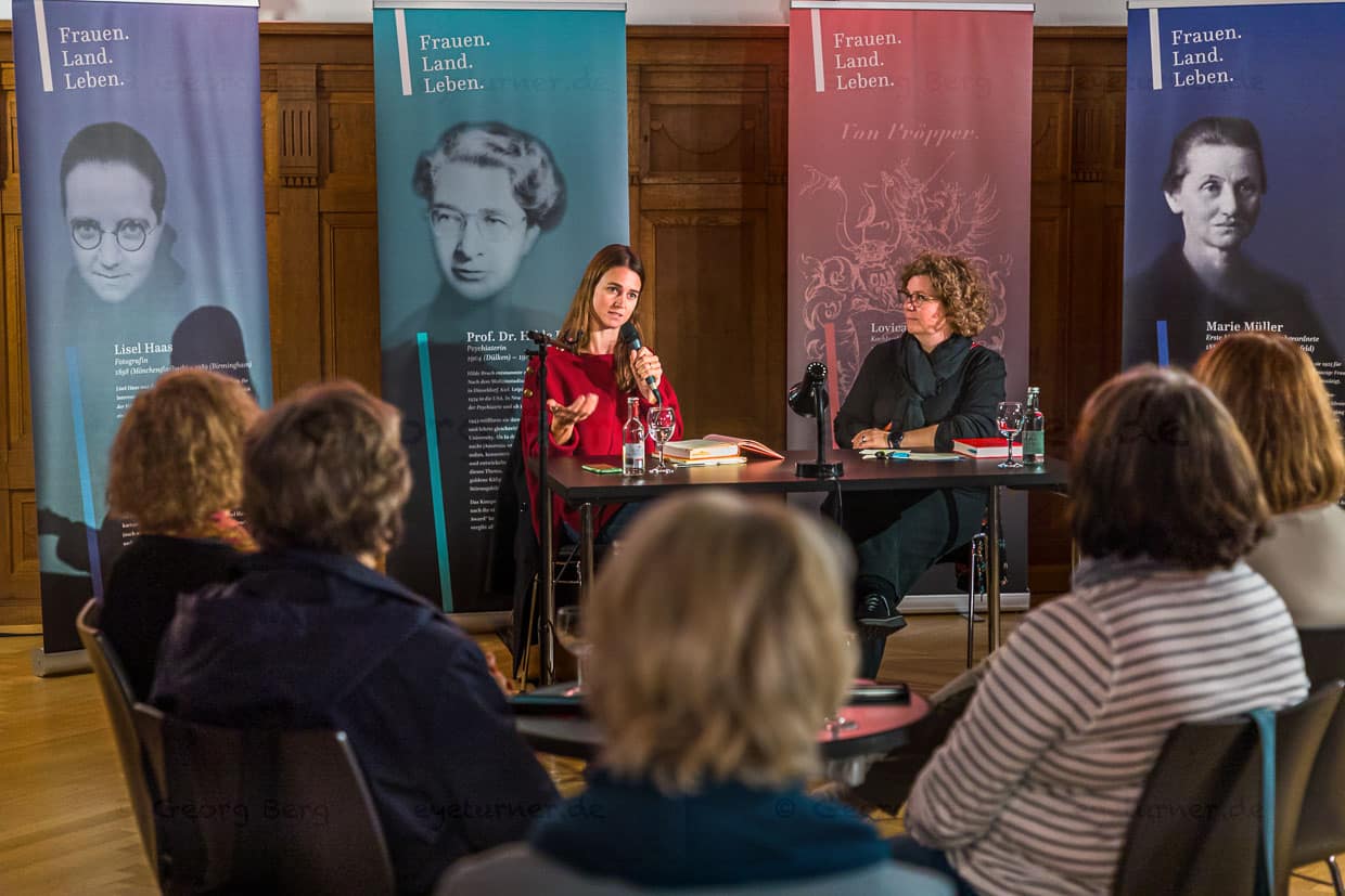 Annabelle Hirsch, Journalistin, bei einer Lesung in Moers aus ihrem ersten Buch Die Dinge. Eine Geschichte der Frauen in 100 Objekten / © Foto: Georg Berg
