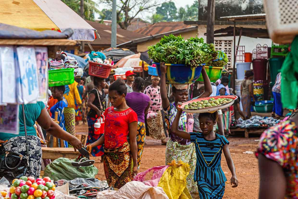 African women with trays and bowls on their heads / © Photo: Georg Berg