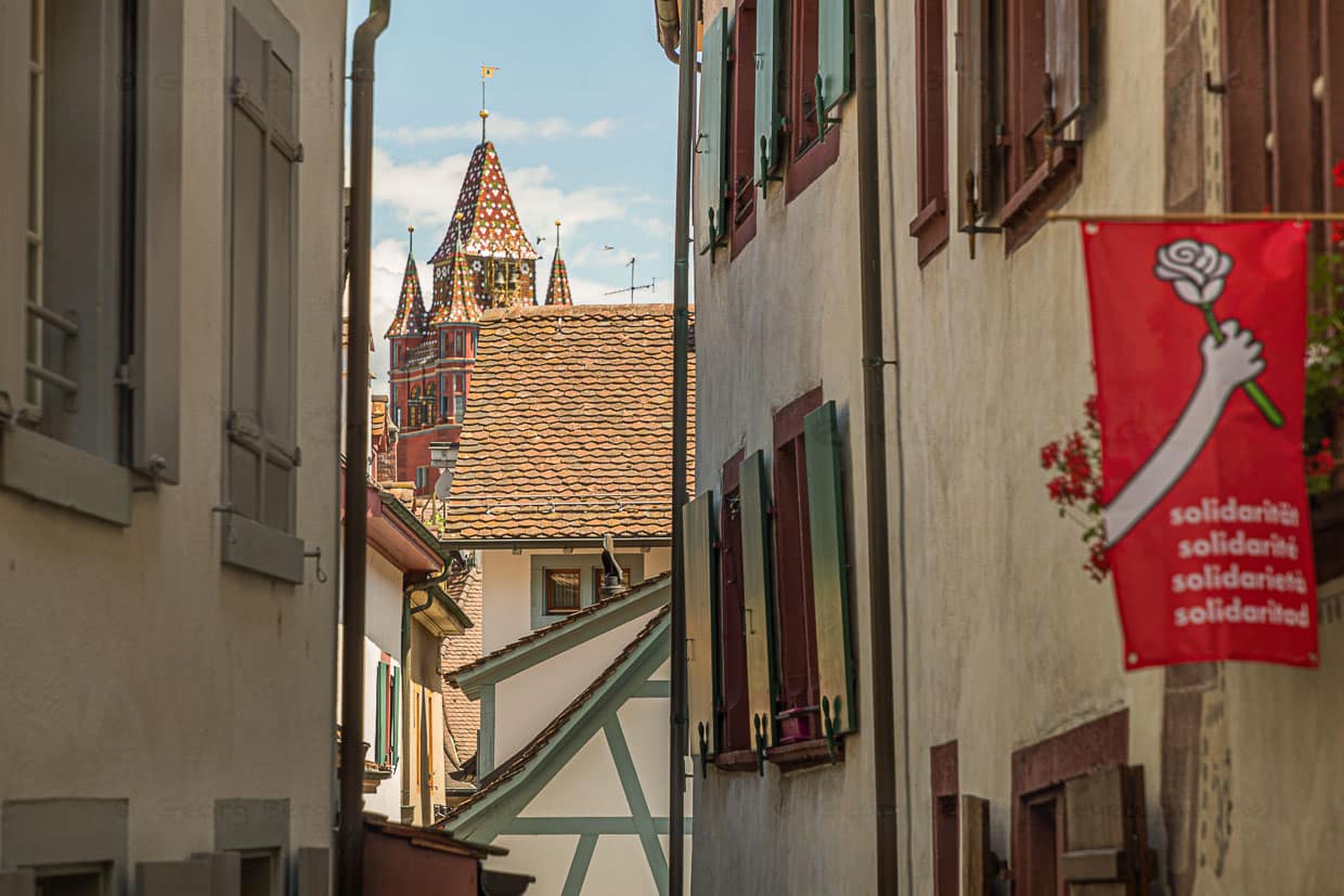 Narrow streets and the city hall of Basel / © Photo: Georg Berg