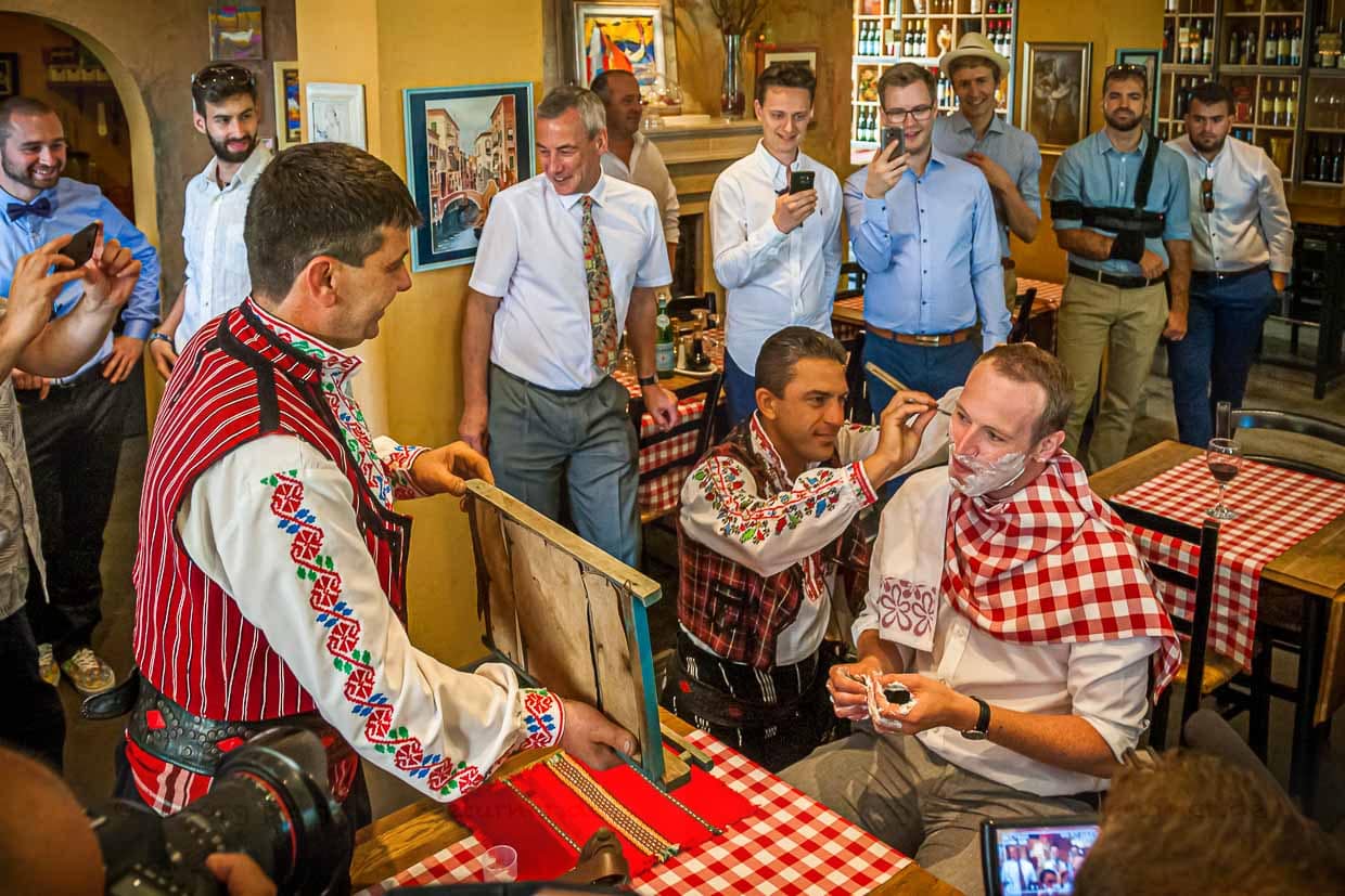 At the beginning of a Bulgarian wedding the groom is publicly shaved / © Photo: Georg Berg