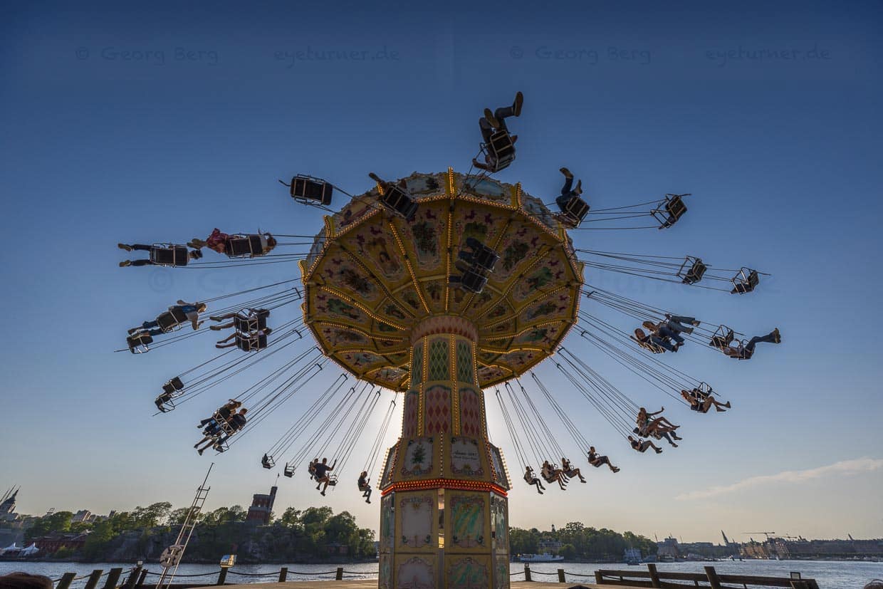 Gröna Lund on the museum island of Djurgården is Sweden's oldest amusement park and was founded in 1883 by the German Jacob Schultheiss. The amusement park is divided into an old and a new part. Here the nostalgic chain carousel in the evening sun. It is located directly on the water / © Photo: Georg Berg