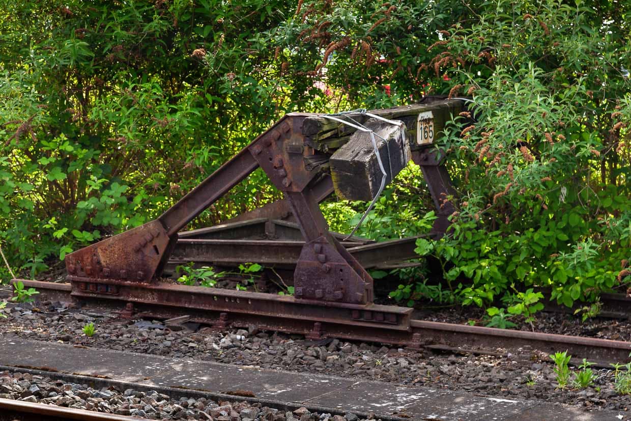 Overgrown buffer stop at the end of a track / © Photo: Georg Berg