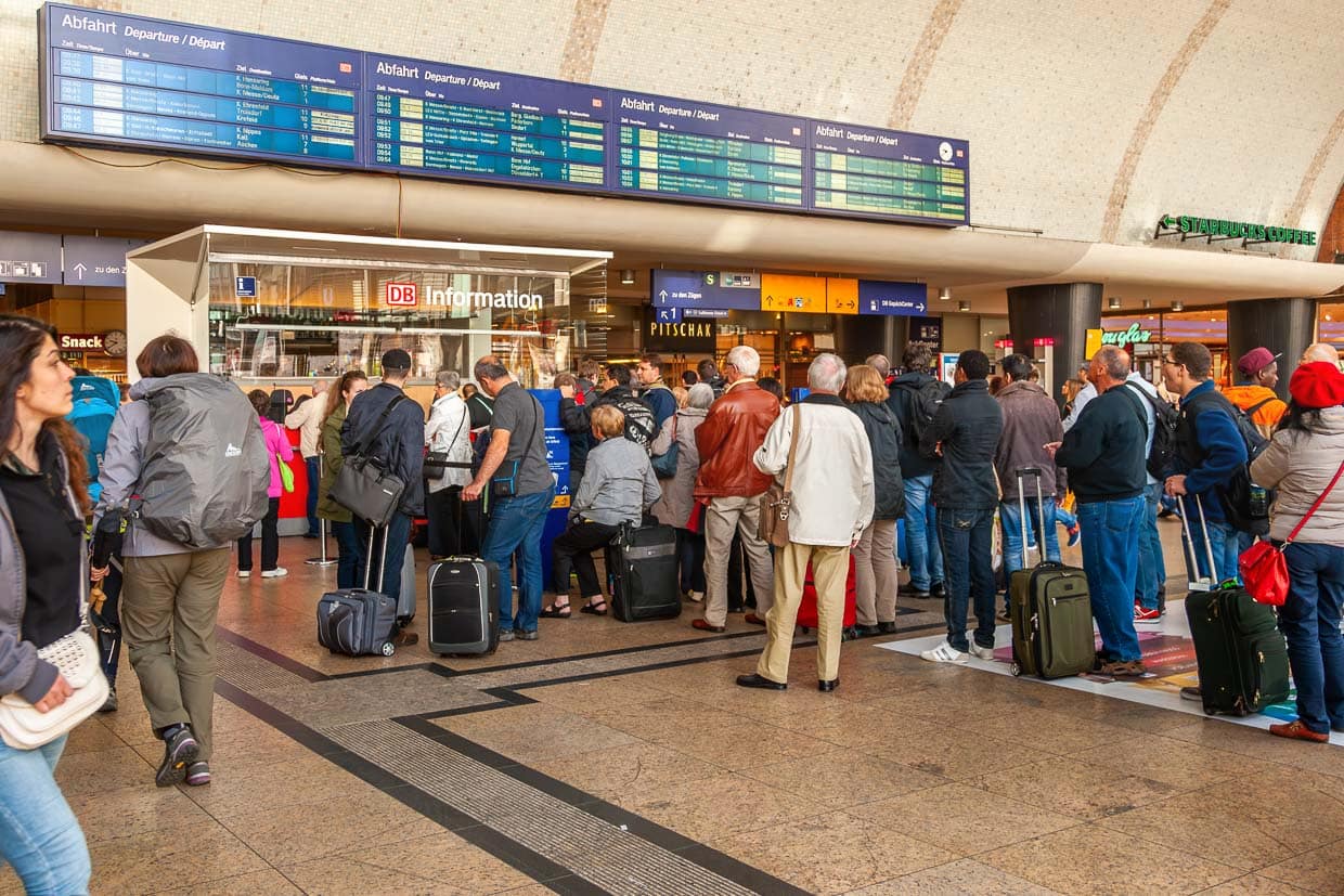 Queue at the information desk at Cologne Central Station / © Photo: Georg Berg