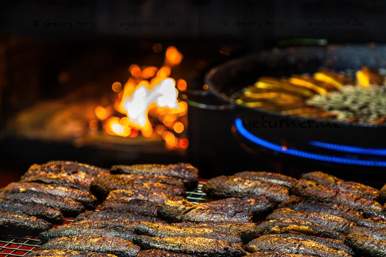 Roast rings cool down after frying in rapeseed oil. In the background large frying pan and smoking ovens. Föh fish smokehouse, in Kappeln on the Schlei since 1911 / © Photo: Georg Berg