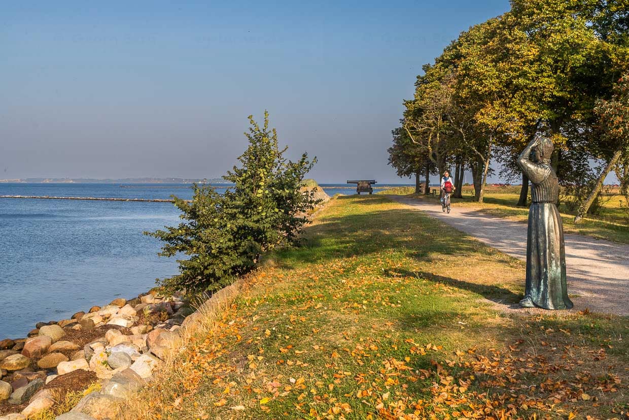 Statue of the Swedish writer Selma Lagerlöf (1858-1940) on the promenade in Landskrona. The figure looks out over the Öresund. Between 1885 and 1895, when she was teaching in Landskrona, Selma Lagerlöf often went for walks along the waterfront / © Photo: Georg Berg