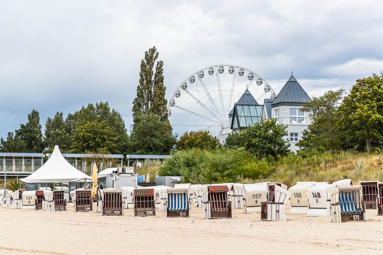 Beach chairs on the beach in Ahlbeck with a Ferris wheel in the background. The beach chair was invented by basket maker Bartelsmann in Rostock on the Baltic Sea in 1882. It was custom-made for an elderly noblewoman for the beach at Warnemünde and became a popular piece of rental furniture. Elisabeth Bartelsmann, the basket maker's wife, realized that the local and seasonal piece of furniture was easier to rent out than to sell / © Photo: Georg Berg
