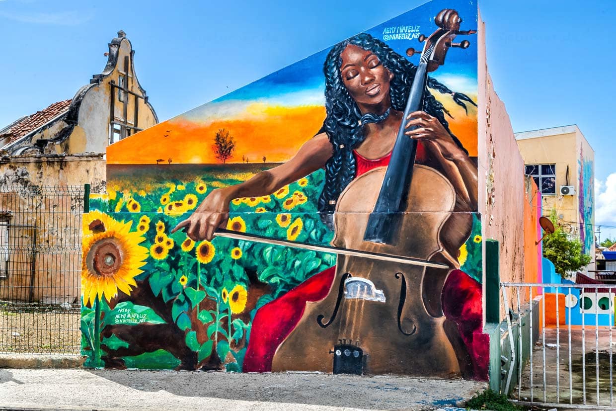 "Sunflower Concert" by Aemy Niafeliz combines music and nature against the shabby chic backdrop of the decaying Curaçao baroque / © Photo: Georg Berg