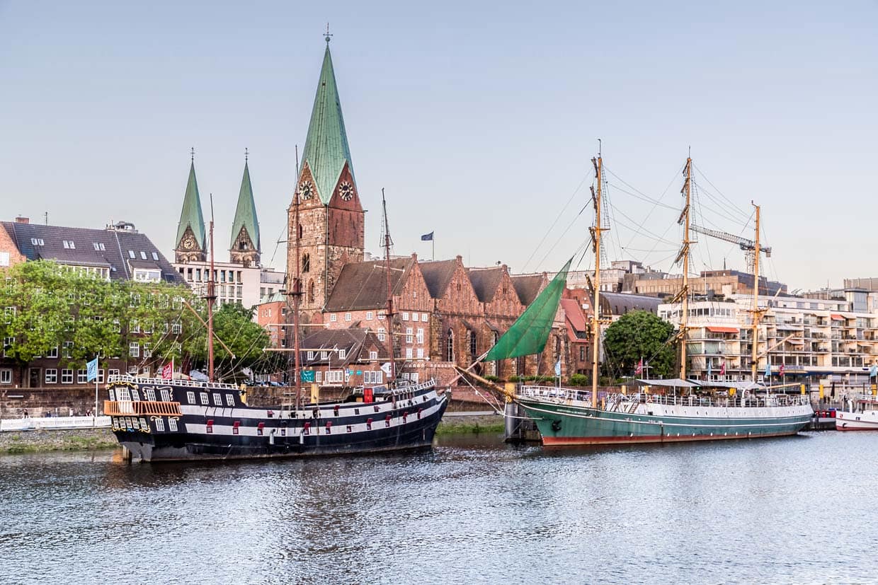 The Schlachte is Bremen's maritime mile on the Weser. Visitors will find cafés, restaurants and bars in the former warehouses. Excursion boats and restaurant ships line the quay wall / © Photo: Georg Berg
