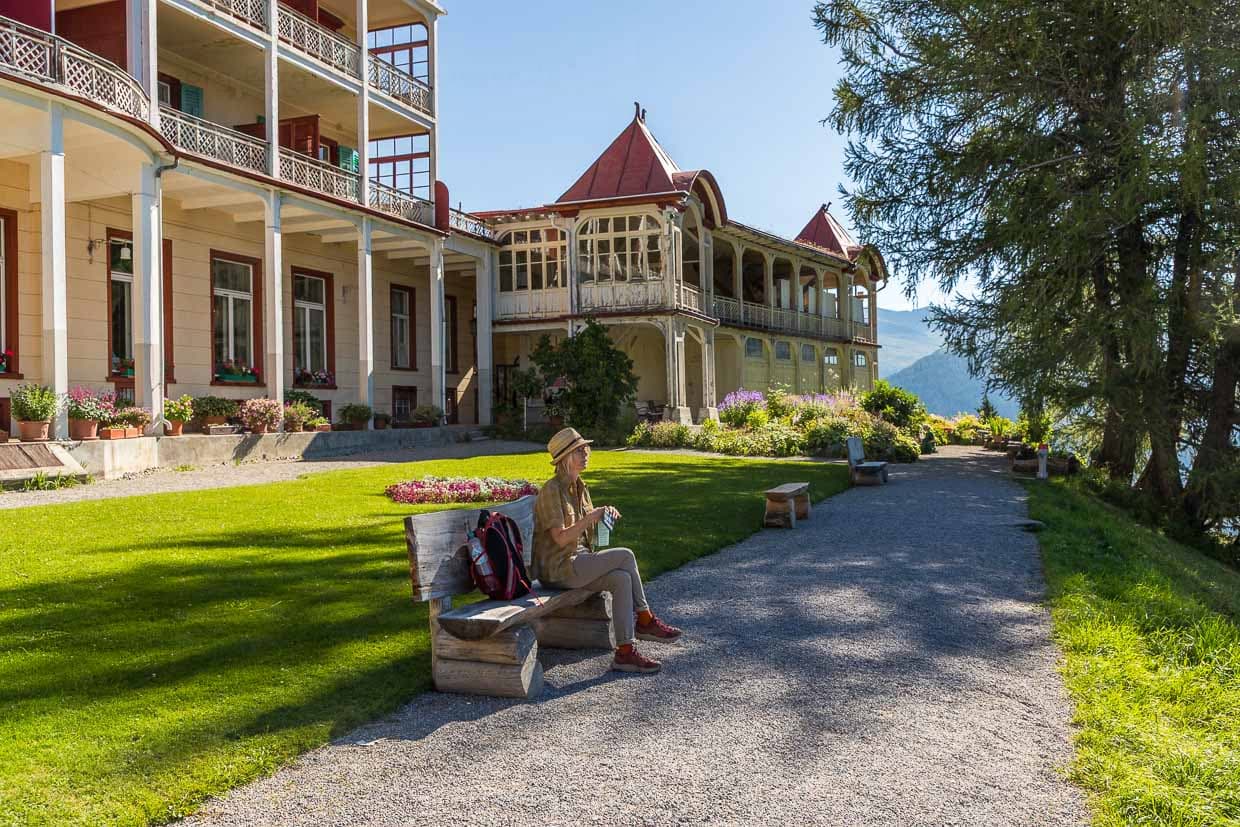 Benches from the Schatzalp Davos. The clear, symmetrical structure and the solitary position in nature with a strong orientation towards the valley and view of the mountain panorama emphasize the uniqueness of the building, built between 1898 and 1900 / © Photo: Georg Berg