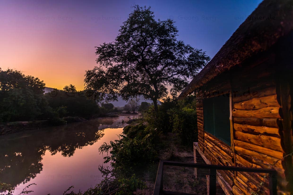 Nature experience Kutchire Lodge in Liwonde National Park. Evening atmosphere at a chalet on the Likwenu River. Crocodiles and hippos are especially active here at night / © Photo: Georg Berg